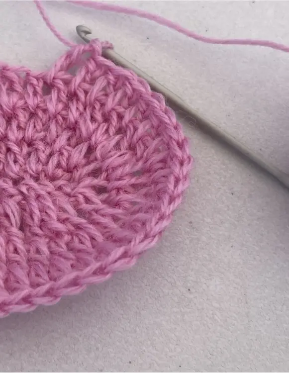 Rosa virkprojekt i närbild – handarbete med hjärta hos Teija