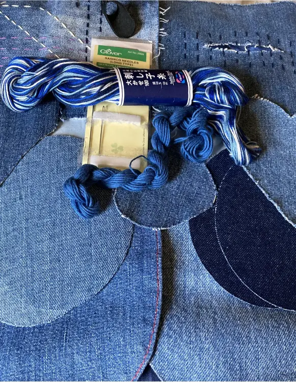 Blå jeanslappteknik med broderigarn – återbruk och hantverk i Teija